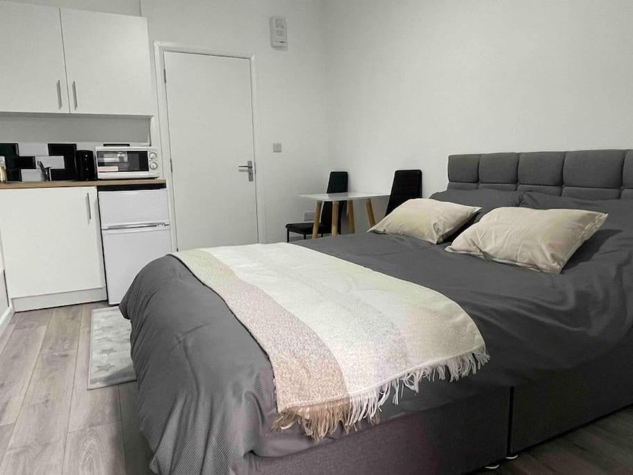 Studio Flat Private Shower Wc And Kitchenette London Exterior photo
