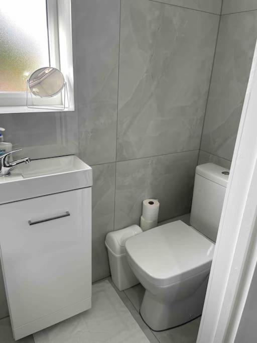 Studio Flat Private Shower Wc And Kitchenette London Exterior photo