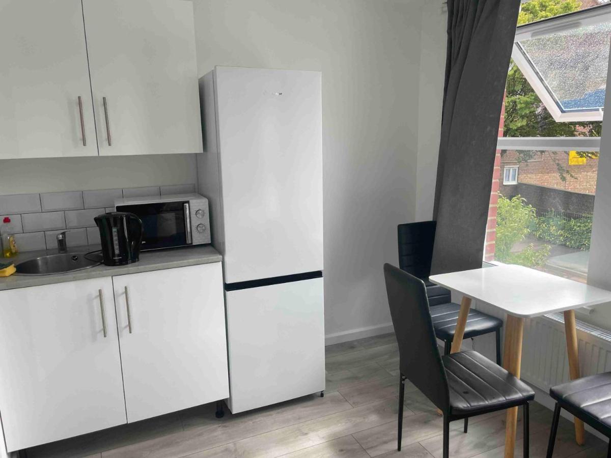 Studio Flat Private Shower Wc And Kitchenette London Exterior photo
