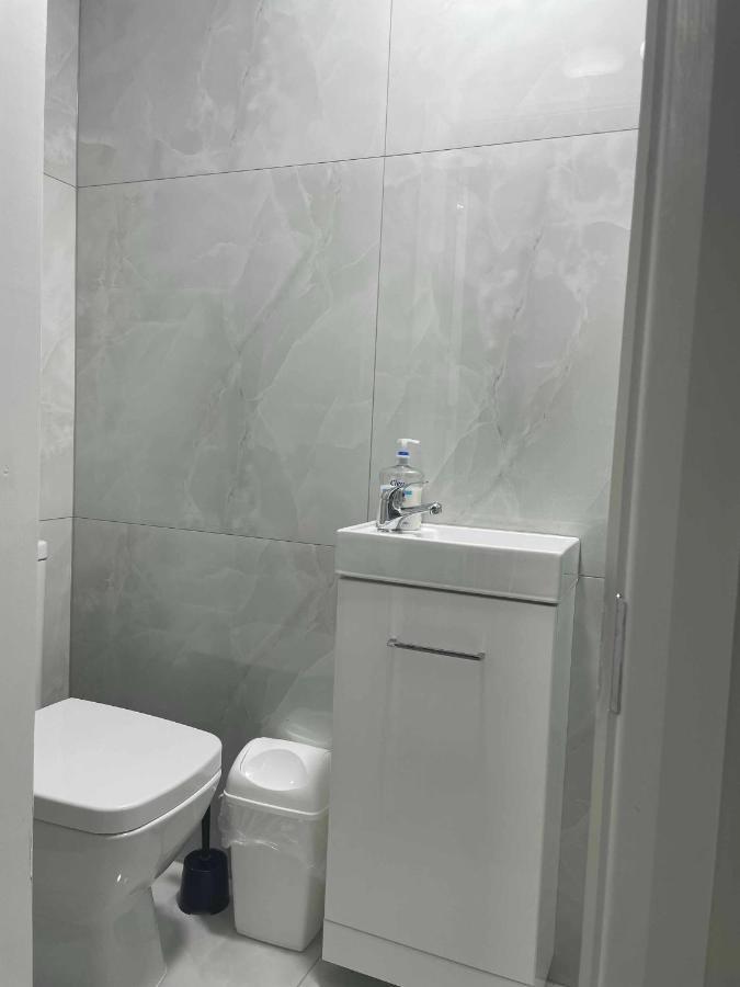 Studio Flat Private Shower Wc And Kitchenette London Exterior photo