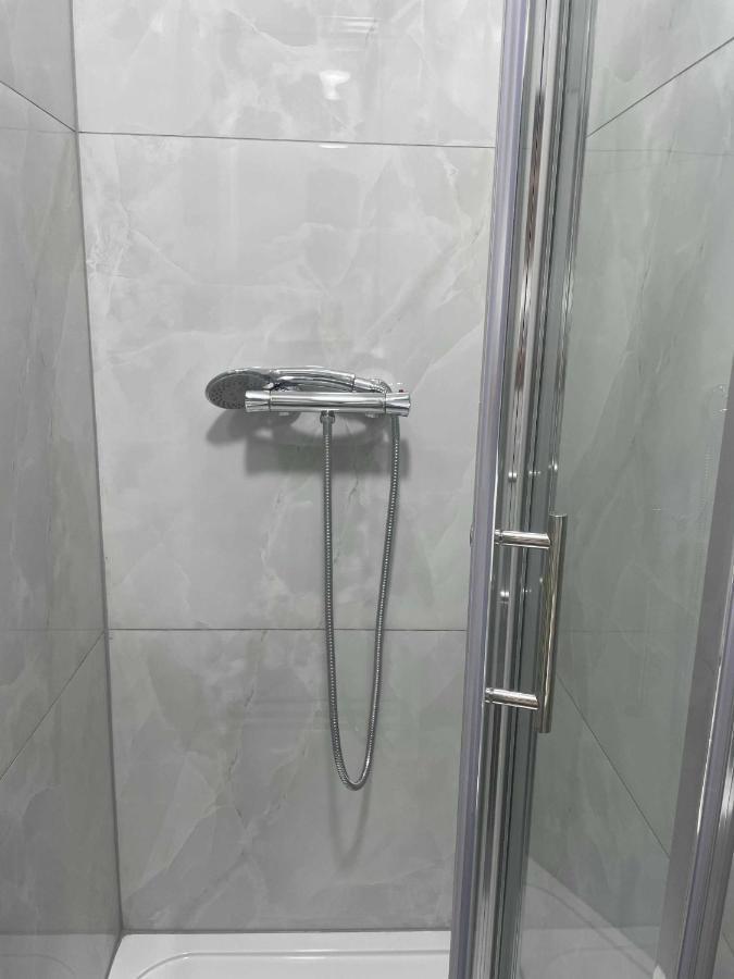 Studio Flat Private Shower Wc And Kitchenette London Exterior photo