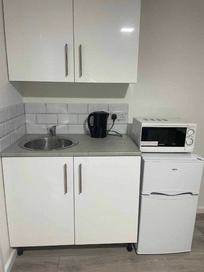 Studio Flat Private Shower Wc And Kitchenette London Exterior photo